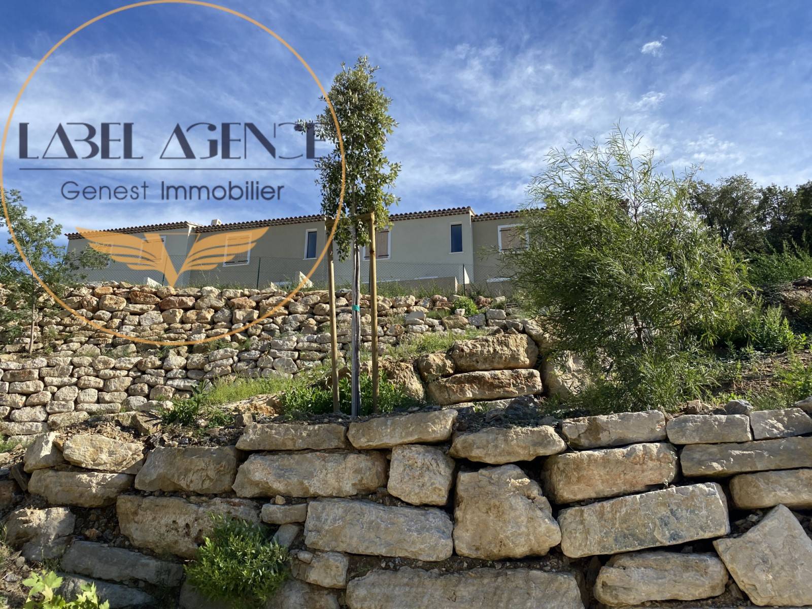 mazet avec petit bout de jardin a vendre dans le centre ville de sainte maxime var