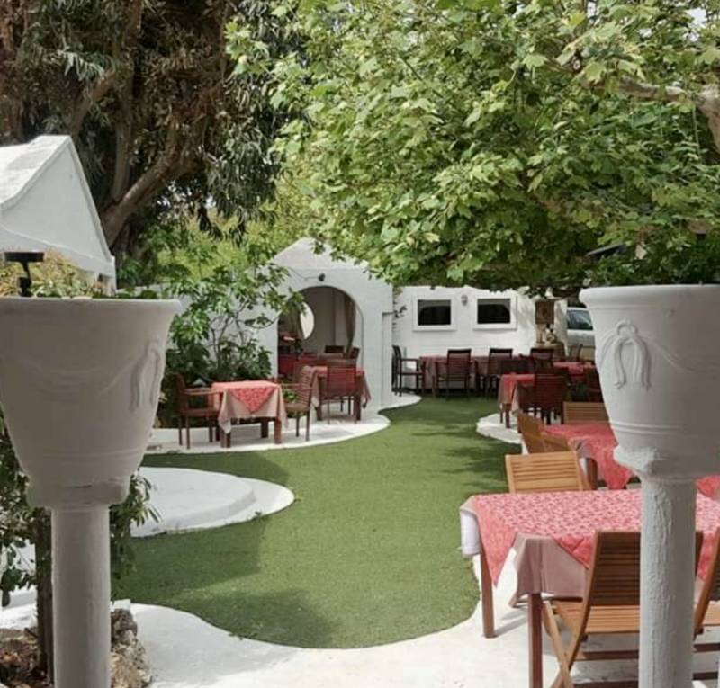 terrasse restaurant Grimaud bord de mer