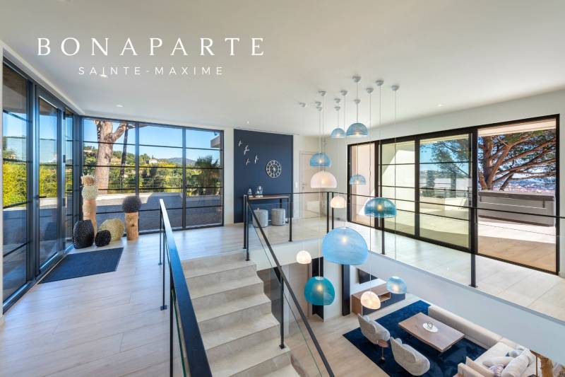 Propriété exclusive à vendre à Sainte-Maxime : villa moderne avec piscine et vue mer